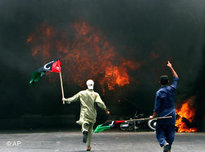 Oppositionelle liefern sich Straßenschlachten in Karatschi am 12. Mai 2007; Foto: AP