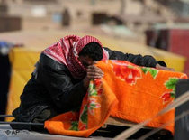 Trauer über den Tod eines Bruders, der bei einem Bombenanschlag in Nadschaf ums Leben kam; Foto: AP