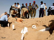 Exhumierung von fünf Leichen in der Nähe von Nadschaf; Foto: AP