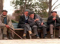 Alte Männer sitzen auf einer Bank in Stepanakert; Foto: &amp;copy DW