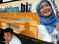 Kinder vor Werbetafel einer islamischen Bank in Malaysia; Foto: AP