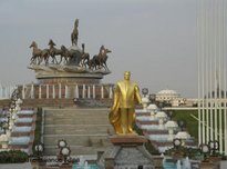 Vergoldete Statue des Turkmenbaschis; Foto: dpa