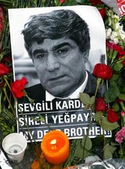 Blumen und Kerzen rahmen das Bild des ermordeten Dink vor dem Agos-Redaktionsbüro in Istanbul ein; Foto: AP