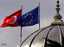 Fahne der EU und der Türkei in Istanbul; Foto: AP