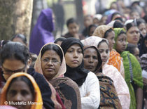 Frauen stehen für die Wahl an; Foto: Mustafiz Mamun/DW