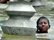 Flutkatastrophe in Bangladesch in 2004; Foto: AP