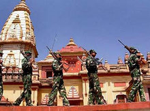Indische Soldaten vor einem Tempel in Bhopal, Indien; Foto: AP