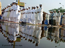 Indische Muslime beten in Kalkutta; Foto: dpa