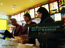 Beurger King Muslim halal fast food restaurant in Clichy-sous-Bois, France (photo: 