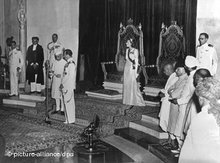 Lord Louis Mountbatten übergibt die Unabhängigkeitserklärung an Jawaharlal Nehru; Foto: dpa