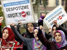 Demonstranten gehen gegen das Verbot der AKP auf die Straße; Foto: dpa