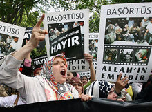 Demonstranten gegen das Kopftuchverbot; Foto: dpa
