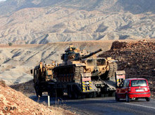 Türkische Panzer nahe der Grenze zum Irak; Foto: AP
