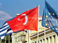 Fahnen der EU, Griechenland und Türkei; Foto: AP