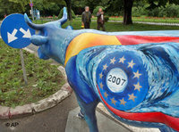 Eine Skulptur in Form einer Kuh bemalt mit EU-Symbolen und der rumänischen Fahne; Foto: AP