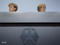 Bundeskanzlerin Angela Merkel, links, und Maria Boehmer, die Integrationsbeauftragte der Bundesregierung, sprechen am Donnerstag 6.November 2008 nach dem 3. Nationalen Integrationsgipfel im Kanzleramt in Berlin zu Journalisten; Foto: AP