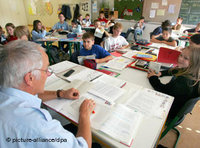 Lehrer und Schüler im Klassenzimmer; Foto: dpa