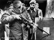 Brzezinski prüft 1980 im pakistanischen Peschawar nahe der afghanischen Grenze ein Gewehr: Foto: dpa