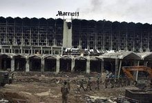 Pakistanische Armee am Anschlagsort: Das zerstörte Luxushotel Marriott in Islamabad; Foto: AP