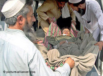 Ein pakistanischer Mann, der bei den US-Angriffen an der afghanischen Grenze verletzt wurde, wird ins Krankenhaus gebracht; Foto: dpa