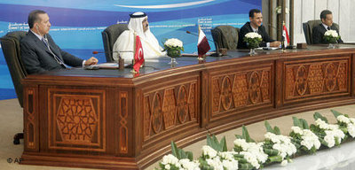 (v.l.) Recep Tayyip Erdogan, der Emir von Katar Scheich Hamad bin Chalifa al-Thani,  Baschar al-Assad und Nicolas Sarkozy bei dem Vierer Gipfel in Damskus; Foto: AP