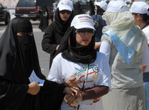 Verschleierte Frauen nehmen an der Parlamentswahl 2006 in Kuwait teil; Foto: AP