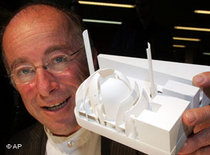 Der Architekt Paul Böhm mit einem Modell des geplanten Moschee-Neubaus in Köln; Foto: AP