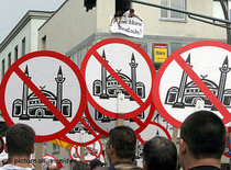 Demonstration gegen den geplanten Moscheebau im Juni 2007; Foto: dpa