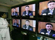 Ein Pakistaner hört Musharrafs Rede an die Nation zu; Foto: AP