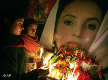 Trauernde nach dem Tod Benazir Bhuttos; Foto: AP