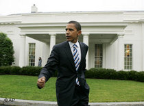Barack Obama vor dem Weißen Haus; Foto: AP