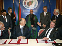 Gruppenfoto auf der Afghanistan-Konferenz (links unten der afghanische Außenminister Spanta, rechts daneben der Aga Khan, in der Mitte hinten Hamid Karzai, unten rechts Bernard Kouchner); Foto: AP