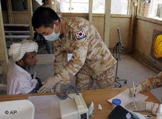 Südkoreanischer Arzt untersucht einen Patienten in der U.S. Air Base in Bagram, nördlich von Kabul; Foto: AP