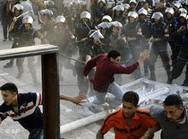 Ausschreitungen während einer Demonstration in Mahalla; Foto: AP
