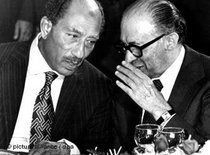 Ägyptens Präsident Sadat mit seinem israelischen Amtskollegen Begin; Foto: dpa