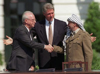 Jitzhak Rabin, Bill Clinton und Yassir Arafat während der Verhandlungen von Oslo; Foto: AP