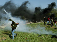 Jugendliche Palästinenser schmeissen Steine gegen israelische Truppen; Foto: AP