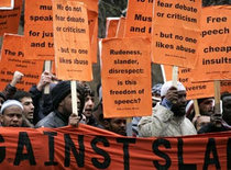 Demonstration in London vor der dänischen Botschaft gegen Veröffentlichung der Mohammed-Karikaturen; Foto: AP