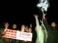 Türkische Zyprerinnen bei einer Friedensdemonstration; Foto: AP