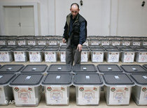 Wahlhelfer vor Wahlboxen in Jordanien; Foto: AP