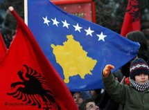 Einwohner Pristinas schwenken neue Nationalflagge des Kosovo; Foto: Picture Alliance