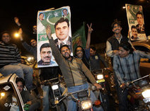 Anhänger der Partei des ehemaligen Ministerpräsidenten Nawaz Sharif feiern ihren Wahlsieg in Lahore; Foto: AP