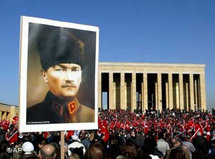 Demonstration gegen die Aufhebung des Kopftuchverbots vor dem  Ataturk-Mausoleum in Ankara; Foto: dpa