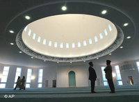 Innenansicht der größten Moschee Europas; Foto: AP