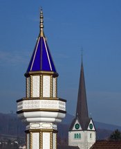 Kirchenturm und Minarett in der Schweiz; Foto: AP