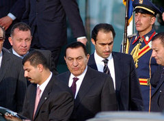 Hosni Mubarak (Mitte) und sein Sohn Gamal (rechts) in Sharm el-Sheik; Foto: AP