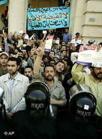 Anhänger der Muslimbrüderschaft demonstrieren in Alexandria; Foto: AP