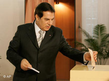 Ben Ali bei der Stimmabgabe; Foto: AP