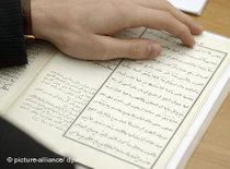 Reading the Koran (photo: dpa)