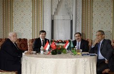 Der türkische Außenminister Davutoğlu (zweiter von links) bei einem Treffen mit Syriens Außenminister al-Moallem, dem irakischen Außenminister Zebari und dem Generalsekretär der Arabischen Liga, Amr Moussa, in Istanbul; Foto: AP